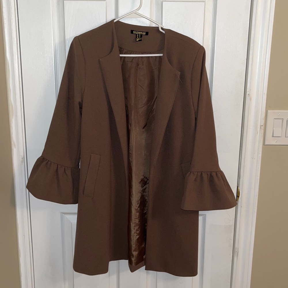 Selling a bell sleeve jacket with pockets—GREAT condition —worn twice
